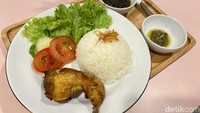 Nasi Ayam Madura (Rp 60 ribu) bisa jadi pilihan kalau mau makan berat. Bumbu Madura-nya yang terasa gurih nikmat.