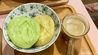 Kalau ke sini wajib coba serabi kuah kinca. Isinya 2 buah serabi yang empuk manis. Harganya Rp 37 ribu.