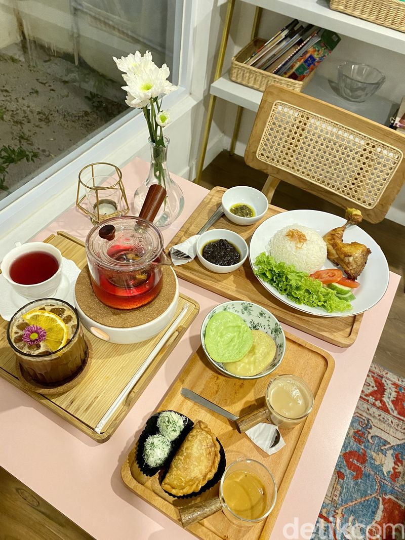 Jajan Simanis: Ngeteh Cantik dengan Jajan Pasar di Kafe Vintage