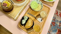 Selain jajan pasar, aneka kopi dan teh. Jajan Simanis juga menyediakan aneka makanan utama yang mengenyangkan. Cocok disambangi bareng keluarga atau teman.