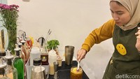 Barista meracik Tropical Coffee yang memadukan kopi dengan segarnya sirup mangga. Rasanya fruity nikmat.