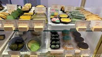 Mengintip etalase kaca, terlihat stok jajan pasar yang tersedia di hari itu. Pilihannya beragam, dari yang gurih sampai manis. Harganya mulai dari Rp 18 ribu.