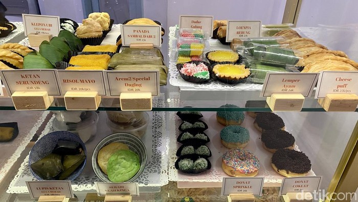 Jajan Simanis: Ngeteh Cantik dengan Jajan Pasar di Kafe Vintage