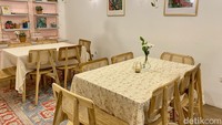 Interior Jajan Simanis terkesan vintage di beberapa spotnya. Didominasi warna-warna pastel, kafe ini cocok disambangi cewek-cewek kue.