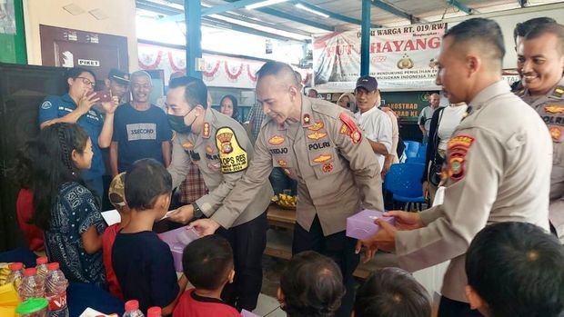Kapolres Metro Jaksel Kombes Ade Ary Syam Indradi bertemu warga Pesanggrahan. Sejumlah warga curhat masalah kamtibmas kepada Kombes Ade Ary. (dok Polres Jaksel)