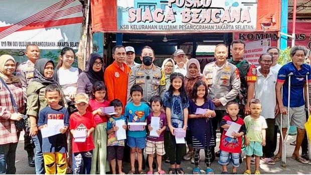 Kapolres Metro Jaksel Kombes Ade Ary Syam Indradi bertemu warga Pesanggrahan. Sejumlah warga curhat masalah kamtibmas kepada Kombes Ade Ary. (dok Polres Jaksel)