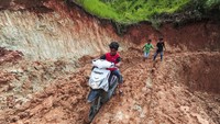 Jalan yang menghubungkan beberapa desa di Kecamatan Siulak Mukai dengan Air Hangat Timur itu tertimbun longsor sejak Minggu (31/1/2023) yang hanya bisa dilintasi kendaraan roda dua.