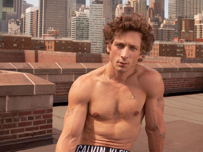Jeremy Allen White di Iklan Calvin Klein