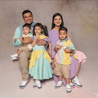 Lewat unggahan Instagram, ibu tiga anak ini mengungkap bahwa berat badannya turun hingga 30 kg. Foto: Instagram/@ayanggkahiyang