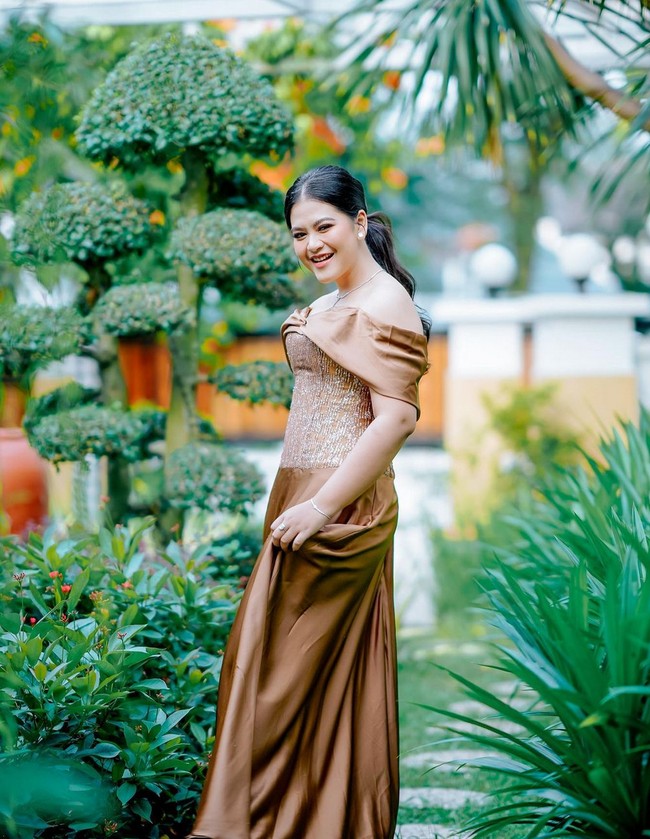 Awalnya dia merasa tidak perlu diet karena nyaman dengan tubuhnya yang berisi. Namun timbangan badannya terus naik. “Pada akhirnya stres juga ngeliat timbangan yg makin hari makin ke kanan..” ungkapnya. Foto: Instagram/@ayanggkahiyang