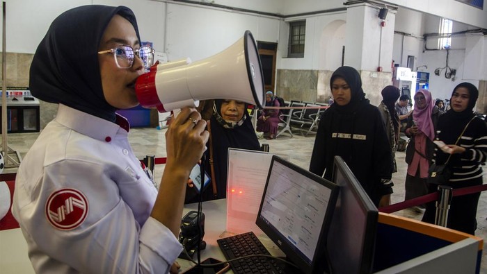 Petugas memberikan informasi kepada penumpang yang akan berangkat di pintu kereta lokal Stasiun Bandung, Bandung, Jawa Barat, Jumat (5/1/2024). PT. KAI melakukan penyesuaian jadwal dan pengalihan tujuan jalur selatan hanya sampai di Stasiun Rancaekek untuk penumpang kereta yang terdampak kecelakaan antara kereta KA Turangga dan keret Commuterline Bandung Raya. ANTARA FOTO/Novrian Arbi/YU