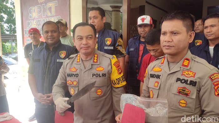 Kapolresta Palembang memperlihatkan barang bukti parang yang digunakan Angga
