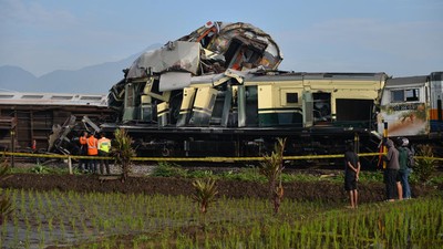 Penampakan Ringsek 2 Kereta Api yang Tabrakan di Cicalengka