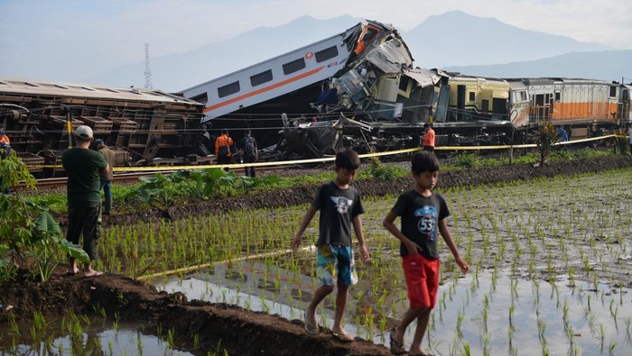 Foto udara kereta api lokal Bandung Raya yang bertabrakan dengan kereta api Turangga di Cicalengka, Kabupaten Bandung, Jawa Barat, Jumat (5/1/2024). Hingga saat ini petugas masih mengidentifikasi penyebab kecelakaan tersebut serta masih mendata korban baik yang luka serta meninggal dunia. ANTARA FOTO/Raisan Al Farisi/YU