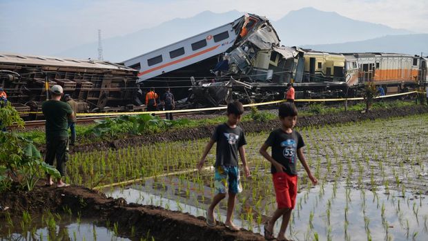 Foto udara kereta api lokal Bandung Raya yang bertabrakan dengan kereta api Turangga di Cicalengka, Kabupaten Bandung, Jawa Barat, Jumat (5/1/2024). Hingga saat ini petugas masih mengidentifikasi penyebab kecelakaan tersebut serta masih mendata korban baik yang luka serta meninggal dunia. ANTARA FOTO/Raisan Al Farisi/YU