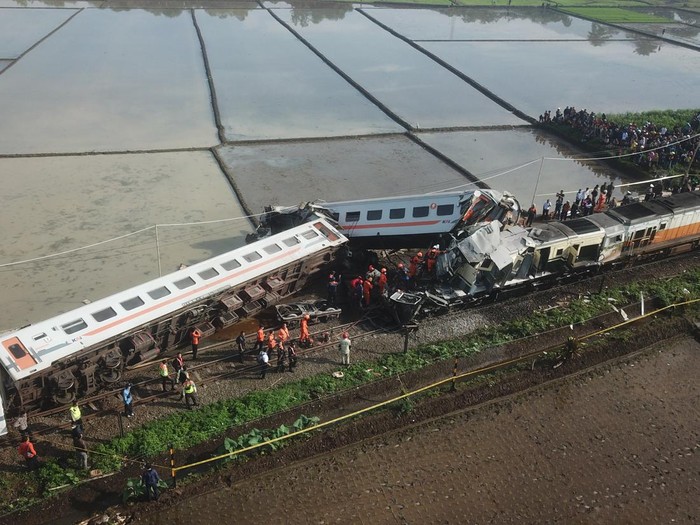 Foto udara kereta api lokal Bandung Raya yang bertabrakan dengan kereta api Turangga di Cicalengka, Kabupaten Bandung, Jawa Barat, Jumat (5/1/2024). Hingga saat ini petugas masih mengidentifikasi penyebab kecelakaan tersebut serta masih mendata korban baik yang luka serta meninggal dunia. ANTARA FOTO/Raisan Al Farisi/YU