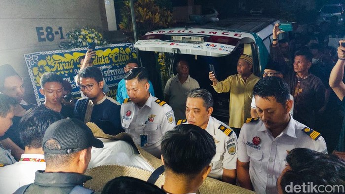Kedatangan Jenazah Julian, Masinis Korban Tabrakan di Cicalengka