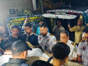 Gerimis dan Isak Tangis Sambut Kedatangan Jenazah Julian di Rumah Duka
