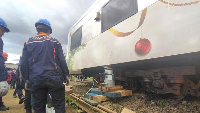Kereta Turangga vs KA Lokal Bandung Raya, 14 dari 20 Gerbong Dievakuasi Kereta Turangga vs KA Lokal Bandung Raya, 14 dari 20 Gerbong Dievakuasi