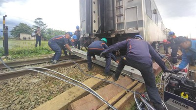 Potret Evakuasi Gerbong Usai Kecelakaan Kereta Turangga vs KA Lokal Bandung