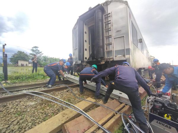 Potret Evakuasi Gerbong Usai Kecelakaan Kereta Turangga vs KA Lokal Bandung