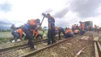 “Saat ini, KAI telah berhasil mengevakuasi 8 unit kereta Turangga dan 6 unit kereta Commuterline Bandung Raya. Sehingga yang masih tersisa di lokasi kejadian yaitu 2 unit lokomotif dan 4 unit kereta. KAI bersama seluruh stakeholders berusaha semaksimal mungkin agar proses evakuasi dapat tuntas dalam waktu yang tidak terlalu lama,” ujar VP Public Relations KAI Joni Martinus. Foto: Dok. KAI