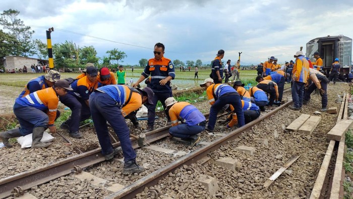Kereta Turangga vs KA Lokal Bandung Raya, 14 dari 20 Gerbong Dievakuasi Kereta Turangga vs KA Lokal Bandung Raya, 14 dari 20 Gerbong Dievakuasi
