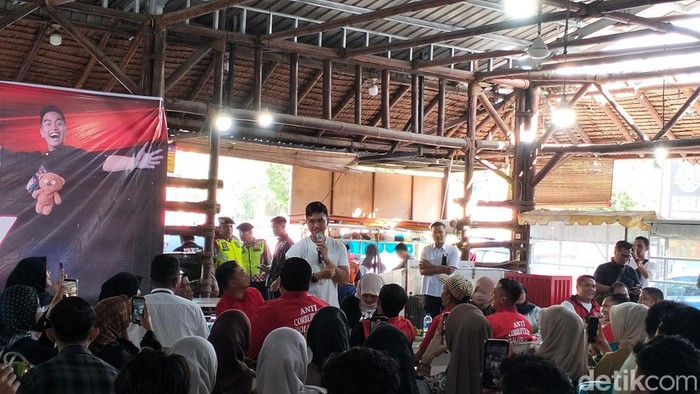 Ketum PSI, Kaesang Pangarep dalam kegiatan Ngops Santuy di SMEA Premium, Jalan Teuku Nyak Arief, Banda Aceh. (Agus Setyadi/detikSumut)
