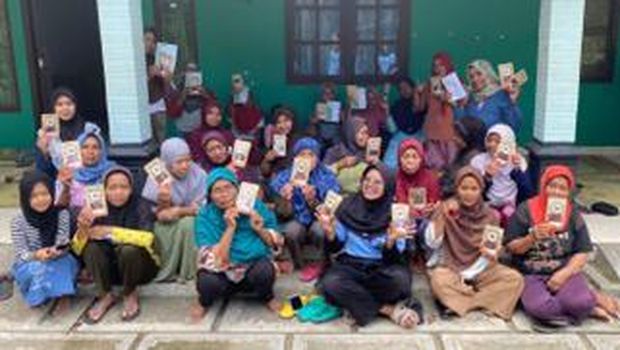 Kegiatan pembuatan teh bunga sepatu KKN UNY di Dusun Clapar 2, Kulon Progo.