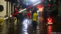 Akses jalan ke komplek tertutup akibat banjir.