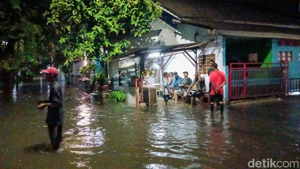 Komplek Pamulang Indah Tangsel Banjir Malam Ini