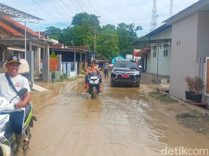 Kondisi terkini banjir di Ketanggungan, Brebes, Jumat (5/1/2024) pagi. Tampak air mulai surut.