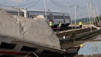 Seorang masinis KA Turangga yang dikabarkan terjepit juga sedang berupaya dievakuasi oleh petugas. (Foto: Wisma Putra/detikJabar)