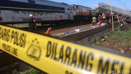 Kondisi terkini kereta api yang tabrakan di kawasan Cicalengka, Kabupaten Bandung, Jumat (5/1/2024).