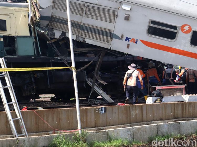 Potret Terkini Evakuasi Kereta yang Tabrakan di Cicalengka