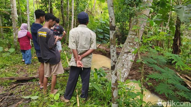 Lokasi penemuan mayat korban, Andriyani (50), di kolam yang berada di Dusun Karanganyar, Desa Krasak, Kecamatan Salaman, Kabupaten Magelang, Jumat (5/1/2023).