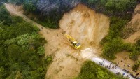 Foto udara tanah longsor di Pungut Hilir, Kerinci, Jambi, Jumat (5/1/2024).