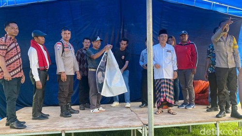 Lurah Manggemaci, Bima, NTB, bersama polisi dan TNI membubarkan pesta ulang tahun waria.