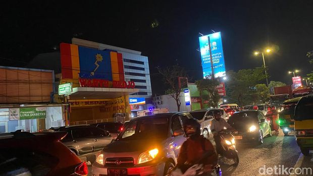 Macet di Perempatan Gedangan diduga imbas Penutupan Flyover Juanda, Sidoarjo.