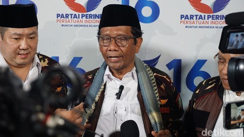 Mahfud MD hadiri salawat kebangsaan di Desa Prampelan, Kecamatan Sayung, Demak, Jumat (5/1/2024).