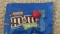 Siapa yang tak suka permen cokelat? Berniat ingin asyik ngemil makanan manis, seorang pengguna media sosial menunjukkan hanya dapat sebuah cokelat dari sebungkus permen. Foto: Boredpanda