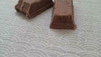 Cokelat KitKat populer dengan lapisan cokelat dan wafernya. Entah disebut beruntung atau rugi, netizen ini hanya mendapatkan bagian cokelatnya saja. Foto: Boredpanda