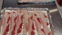 Bersiap ingin memasak, seorang pengguna media sosial dibuat kaget dengan penampilan baconnya. Tak ada bagian daging, irisan setiap bacon hanya penuh dengan lemak saja. Foto: Boredpanda