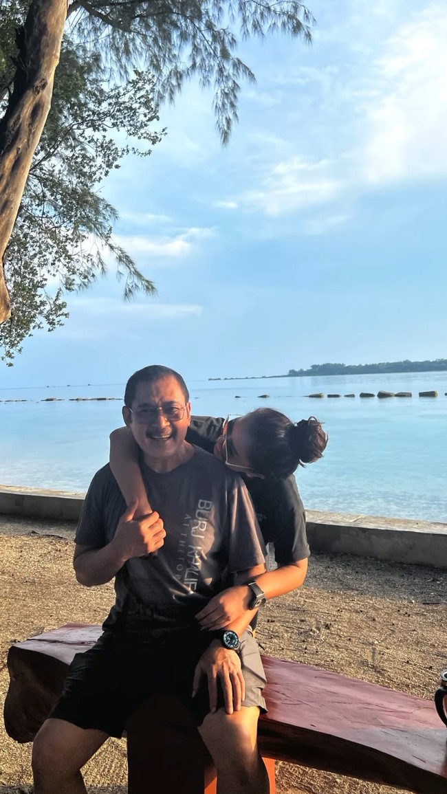 Mengajak serta suaminya, Bambang Trihatmodjo, Mayangsari juga tampak memamerkan kemesraan mereka selama berlibur bersama. Bisa menghabiskan waktu bersama keluarga, keduanya terlihat bahagia. Foto: Instagram/@mayangsari_official