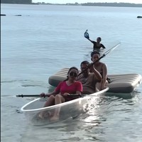 Mayang bersama suami dan anaknya, Khirani, tampak asik bermain perahu transparan bersama. Ketiganya terlihat kompak. Foto: Instagram/@mayangsari_official
