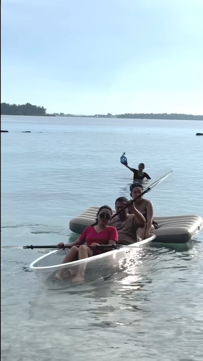 Mayang bersama suami dan anaknya, Khirani, tampak asik bermain perahu transparan bersama. Ketiganya terlihat kompak. Foto: Instagram/@mayangsari_official