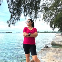 Penampilan Mayangsari ketika berlibur bersama keluarganya juga tak kalah mencuri atensi. Wanita 52 tahun itu selalu terlihat stylish. Seperti dalam foto, saat dirinya memadukan kaos berwarna fuschia dengan sepatu berwarna senada dan celana pendek ketat warna hitam. Foto: Instagram/@mayangsari_official