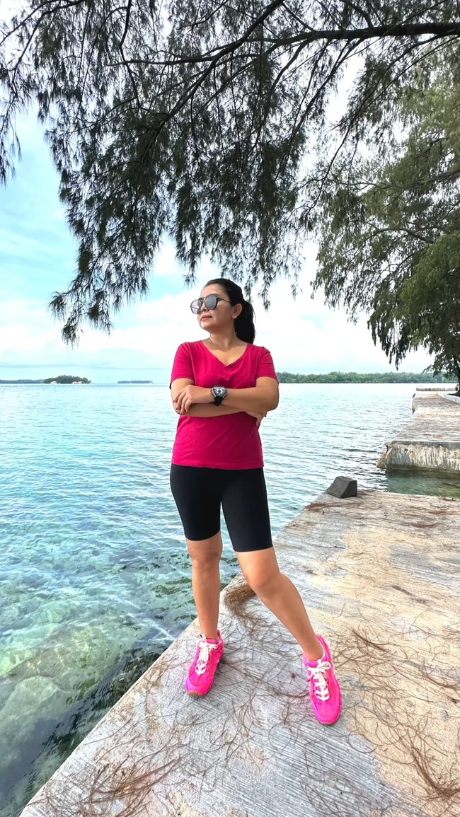 Penampilan Mayangsari ketika berlibur bersama keluarganya juga tak kalah mencuri atensi. Wanita 52 tahun itu selalu terlihat stylish. Seperti dalam foto, saat dirinya memadukan kaos berwarna fuschia dengan sepatu berwarna senada dan celana pendek ketat warna hitam. Foto: Instagram/@mayangsari_official