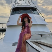 Tak hanya menaiki perahu, selama berlibur di pulau tersebut Mayangsari juga tampak menikmati naik kapal bersama keluarga. Ia pun tak lupa memamerkan posenya dengan gaya yang stylish. Foto: Instagram/@mayangsari_official