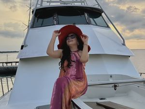 7 Foto Mayangsari Liburan ke Pulau Pribadi, Naik Kapal Bareng Suami & Anak